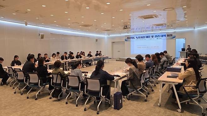 ▲ 경북도가 지난 17일 강문화관 디아크에서 대구지방환경청, 한국수자원공사, 한국환경보전원, 도내 21개 시군 담당자들이 참석한 가운데 '녹조 저감 대응 및 관리 대책 회의'를 하는 장면, 경북도 제공