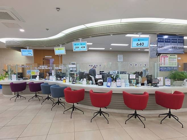 ▲ 구미시가 '여권 사전 예약제' 도입 등 민원실 환경을 시민 중심으로 개편하고 있다.(사진은 구미시 민원실 전경)