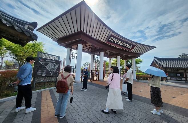 ▲ 19일 한국관광공사SNS 기자단원들이 화랑설화마을에서 관계자로부터 설명을 듣고 있다. 권오석 기자