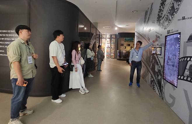 ▲ 19일 한국관광공사SNS 기자단원들이 신성일기념관에서 관계자로부터 신성일 배우에 대한 영화 설명을 듣고 있다. 권오석 기자