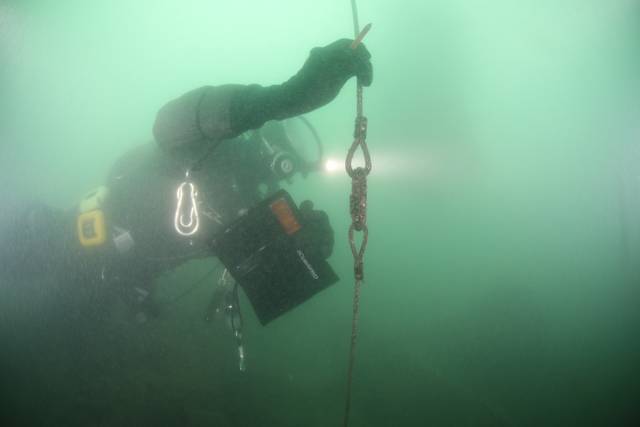 같은 해역에서 신기술을 적용해 해조류 이식용으로 설치된 로프 주변에 해조류가 전혀 확인되지 않고 있다.