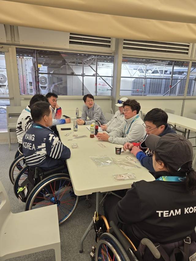 장창용 교수가 '2026 밀라노 동계 패럴림픽' 현지 라운지에서 국가대표 선수단과 전략 및 멘탈 코칭 회의를 진행하고 있다. 장창용 교수 제공