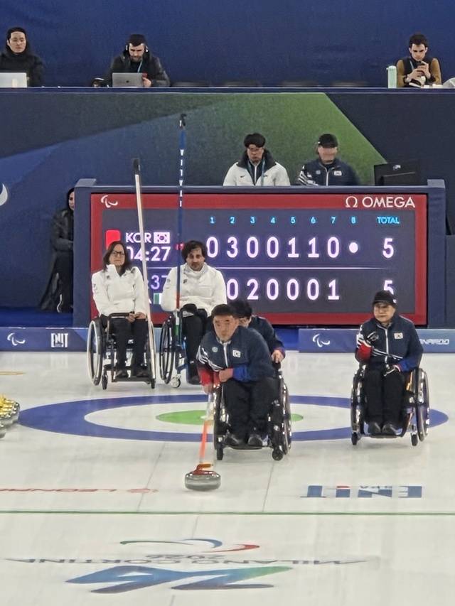 '2026 밀라노 동계 패럴림픽'에서 신중하게 스톤을 던지고 있는 차진호 선수(맨 앞쪽). 장창용 교수 제공