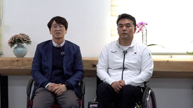 지난 16일 국립경국대학교에서 대구일보와 인터뷰를 진행 중인 장창용 교수(왼쪽)와 차진호 선수. 김용국 기자