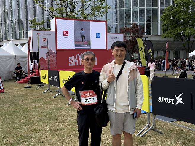 19일 서울 잠실에서 열린 ‘2026 롯데월드타워 스카이런(SKY RUN)’에 참가한 최고령 참가자 김용진(83)씨와 손자 김선웅(36) 씨. 사진=황민주 기자