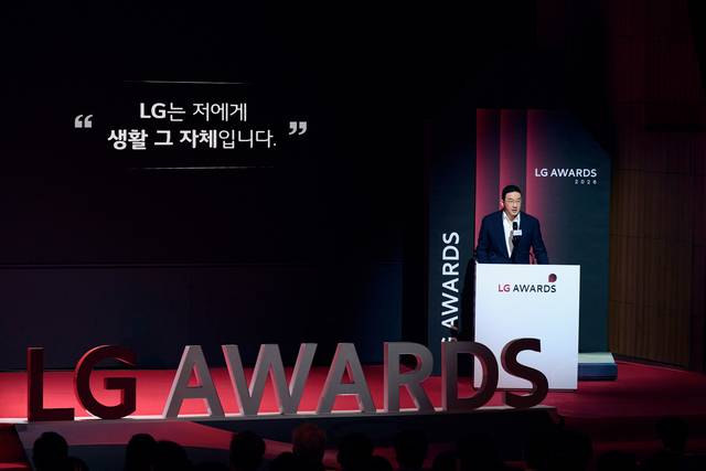 구광모 LG그룹 회장이 지난 16일 경기도 이천 LG인화원에서 열린 LG어워즈에서 수상자들을 격려하고 있다. LG 제공