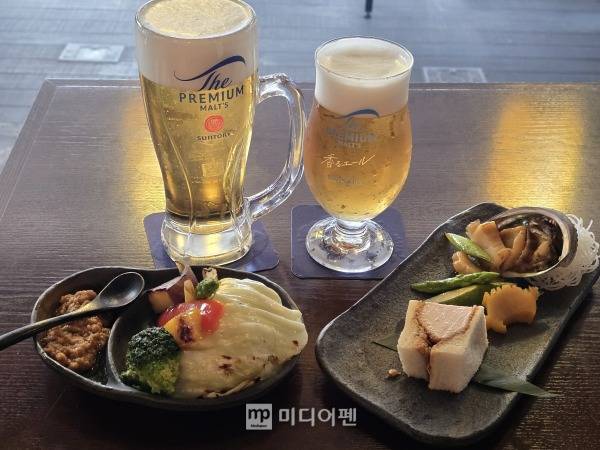 산토리가 지난해 7월 '산토리 프리미엄 몰츠 하우스'에서 판매한 ‘산토리 프리미엄 몰츠’·‘카오루 에일’과 페어링 메뉴./사진=미디어펜 김성준 기자