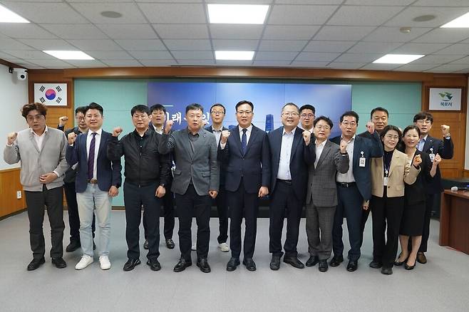 목포시 관계자드리 미래를 잇는 스마트 광역교통인프라 구축 보고회를 가진 후 기념촬영을 하고 있다. /사진=목포시