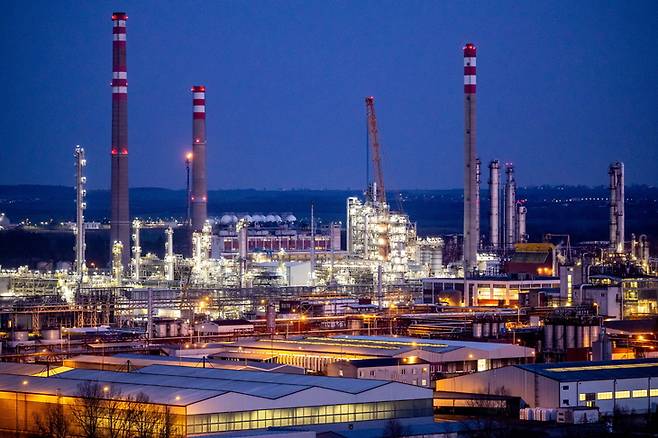 ▲체코 크랄루피 나드 블타보우에 위치한 오를렌 유니페트롤 정유공장 전경. 기사 내용과는 직접 관련 없음. (사진=EPA/연합뉴스)