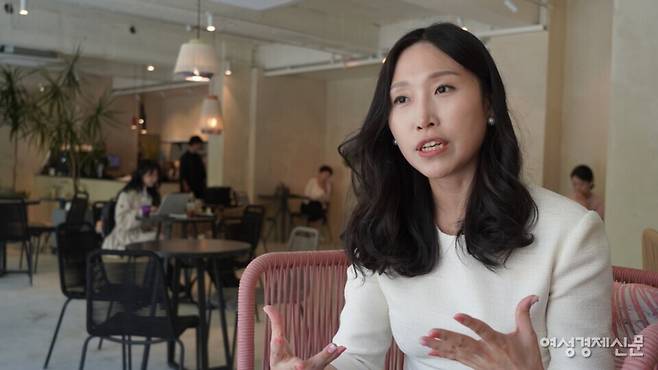 박혜진 서강대 AI·디지털자산대학원 주임교수는 2026년 3월부터 BNK 금융지주 사외이사 활동을 시작했다. 사진은 여성경제신문과 인터뷰하고 있는 박 교수의 모습이다. /김민 기자