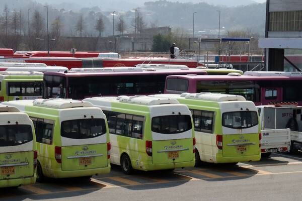 세종교통공사는 미국·이스라엘-이란 전쟁으로 최근 경유 가격이 치솟으면서 경유를 연료로 하는 디젤엔진 버스 운행률을 40∼50%로 감축했다고 26일 밝혔다. 사진은 세종시 대평동 세종교통공사 차고지에 대기 중인 디젤 버스. 2026.3.26. 연합뉴스