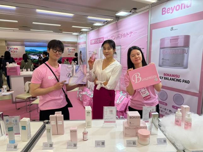 코리아 엑스포 2026 도쿄에서 현영(가운데)이 자신의 브랜드인 '뽀나미슈' 브랜드 부스를 운영하고 있다./사진=김다이 기자 @neverdie