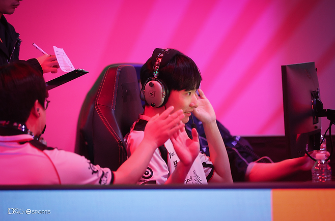 선봉으로 나선 김유민이 T1에 기분 좋은 선취 포인트를 안겼다.