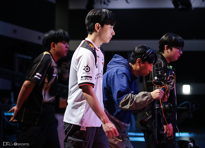 첫 FTB 우승을 노리는 T1이 젠시티와의 재대결서 2-1로 앞서고 있다.