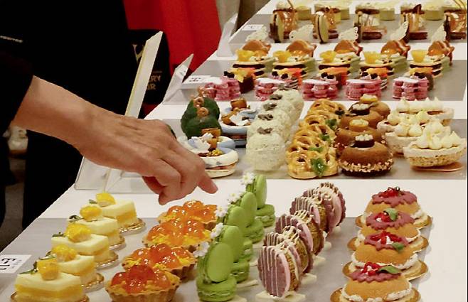 16일 서울 강남구 코엑스에서 열린 상반기 최대 규모 베이커리 전시회 '2026 한국국제베이커리페어'를 찾은 참관객들이 전시된 작품을 둘러보고 있다. 이번 전시는 19일까지 열리며, 2026 서울커피엑스포가 동시 진행돼 입장권 하나로 두 전시를 모두 관람할 수 있다. (사진=뉴스1).