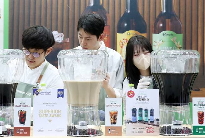 15일 서울 삼성동 코엑스에서 열린 ‘2026 서울커피엑스포’에서 관계자들이 커피 제조과정을 시연하고 있다. 서울커피엑스포는 B2B 커피 산업 전시회로 카페 최신 트렌드를 소개한다. (사진=이데일리 김태형 기자).
