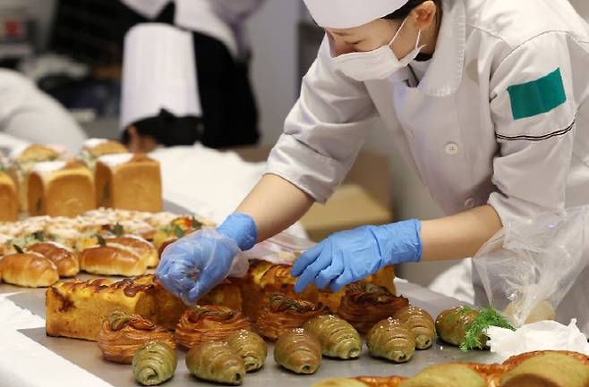 16일 서울 강남구 코엑스에서 열린 2026 한국국제베이커리페어에서 제빵 경연 프로그램이 진행되고 있다. (사진=뉴시스).