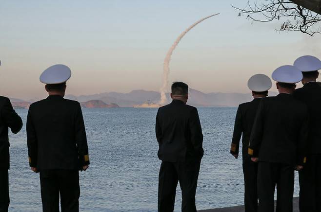 북한 노동당 기관지 노동신문은 지난 12일 5000톤급 구축함 ‘최현호’에서 김정은 노동당 총비서 참관 아래 전략순항미사일과 대함 미사일 발사 시험을 진행했다고 14일 밝혔다. (사진=뉴스1)