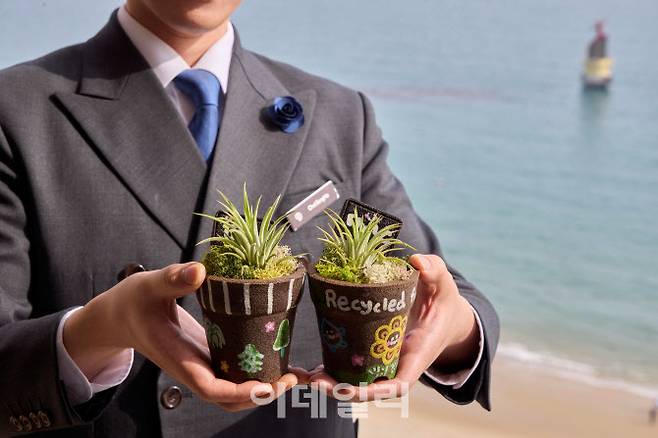 커피박을 활용해 만든 파라다이스 호텔 부산의 화분 키트 (사진=파라다이스)