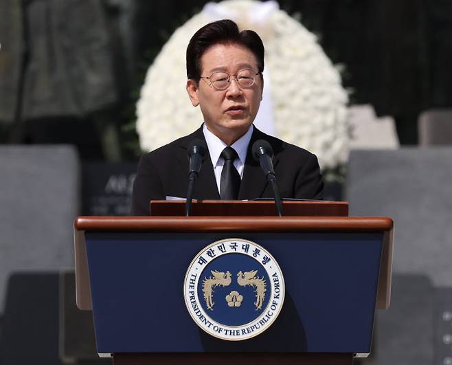 이재명 대통령이 19일 서울 강북구 국립 4·19민주묘지에서 열린 4·19혁명 기념식에서 기념사를 하고 있다. [청와대통신사진기자단]