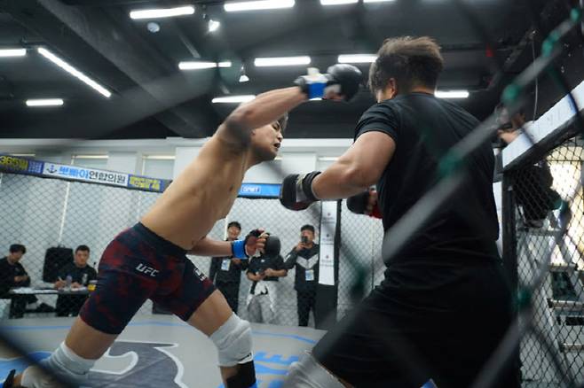 고교천왕 준우승 ‘샤이보이’ 김민성(왼쪽)이 황인제에게 강력한 오른손 훅을 날리고 있다. 사진제공 = 뽀빠이연합의원KMMA파이터에이전시