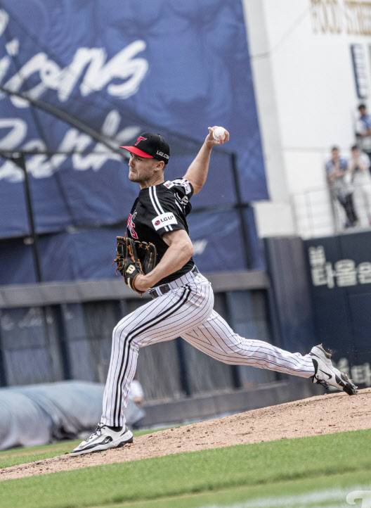 LG트윈스 선발투수 앤더스 톨허스트가 역투를 펼치고 있다. 사진=LG트윈스