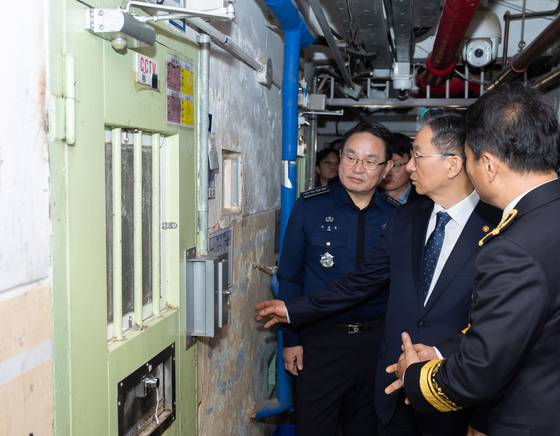 정성호 법무부 장관이 지난 15일 안양교도소를 찾아 교정시설 현장 진단을 진행했다. 직접 수용복을 입고 수용생활을 체험하는 프로그램도 진행했다. 왼쪽은 이홍연 교정본부장. 〈사진=법무부 제공〉