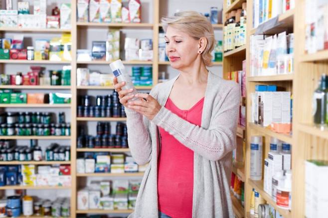 건강기능식품을 고르는 소비자. 같은 영양제를 먹어도 결과는 다르게 나타날 수 있으며, 연령과 생활 습관에 따라 필요한 성분이 달라진다. 사진=게티이미지뱅크