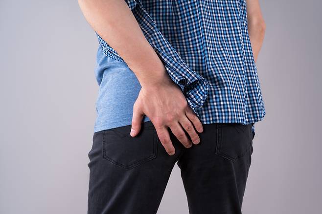 치질(치핵)은 암치질(내치핵)과 수치질(외치핵) 등 두 가지로 나뉜다. 항문 바깥쪽에 심한 통증과 부기가 나타나는 수치질 환자가 항문에 치질 연고를 바르는 경우 과민성 쇼크와 함께 급성 췌장염에 걸릴 수 있다. 사진은 기사의 특정 내용과 관련 없음. 사진=게티이미지뱅크