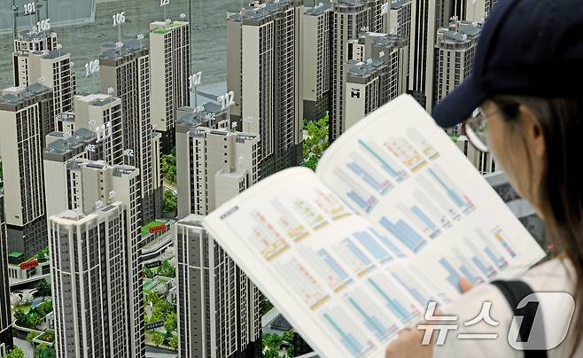 견본주택을 찾은 예비 청약자들이 아파트 단지 모형을 살펴보고 있다. ⓒ 뉴스1 장수영 기자