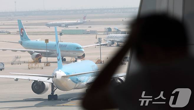 14일 인천국제공항 제2여객터미널 계류장에서 항공기가 이동하고 있다. 항공업계는 중동 전쟁 여파로 5월 국제선 유류할증료가 역대 최고 수준까지 상승할 것으로 전망하고 있다. 2026.4.14 ⓒ 뉴스1 박지혜 기자