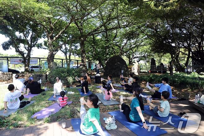 5일 오후 제주시 연동 삼다공원에서 제주관광공사가 주관한 삼다콘서트에서 도민과 관광객들이 요가 프로그램을 하고 있다. 2025.7.5 ⓒ 뉴스1 고동명 기자