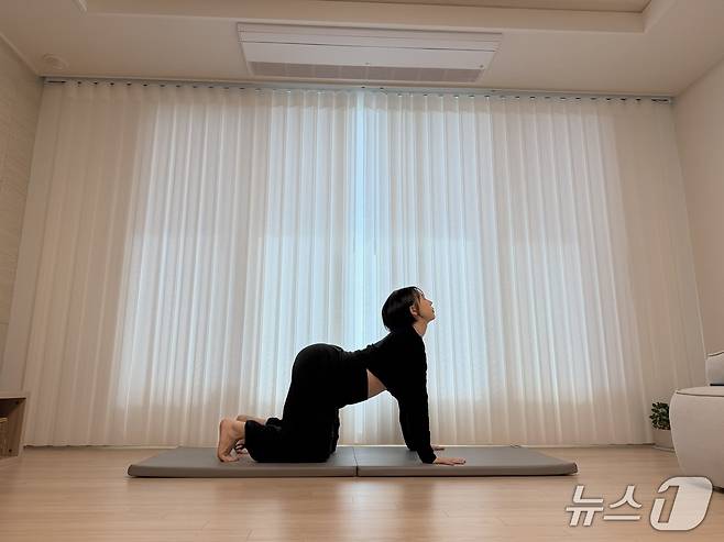 김유빈 요가 강사가 소 자세를 보여주고 있다. 엉덩이를 오리 어덩이처럼 만들고, 배꼽을 바닥 방향으로 낮추며, 뒤통수를 등 가까이 당겨 척추 곡선을 깊게 만든다. 척추 유연성 증가에 도움이 된다.ⓒ 뉴스1 서장원 기자