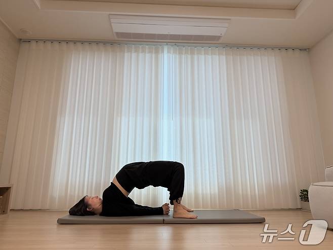 김유빈 요가강사가 임신부에 좋은 아르다우르드바다누라아사나 자세를 보여주고 있다. 발은 팔자 다리가 되지 않게 엄지발가락을 좀 더 안쪽으로 배치시킨다. 뒤꿈치는 손끝이 닿을 정도로 엉덩이 가까이 가져온다.ⓒ 뉴스1 서장원 기자