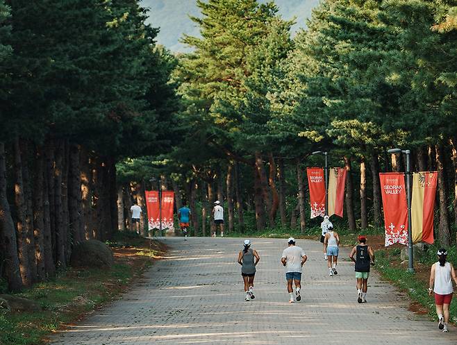 켄싱턴리조트 설악밸리 내 리조트에서 고객들이 러닝을 즐기고 있다(켄싱턴리조트 제공)