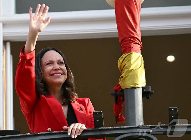 베네수엘라 야당 지도자 마리아 코리나 마차도가 18일(현지시간) 마드리드 푸에르타 델솔에서 지지자들에게 손을 흔들고 있다. 2026.4.18 ⓒ AFP=뉴스1