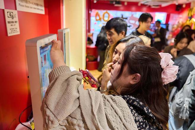 한 방문객이 키오스크를 이용해 농심 제품을 구매하고 있다.(농심 제공)