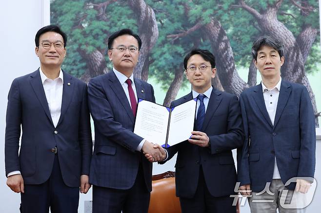 천준호 더불어민주당 원내운영수석부대표와 유상범 국민의힘 원내운영수석부대표가 17일 서울 여의도 국회에서 6.3 지방선거 정치개혁 관련 합의문을 발표하고 있다. 왼쪽부터 서일준 국민의힘 정개특위 간사, 유 원내수석, 천 원내수석, 윤건영 더불어민주당 정개특위 간사. 2026.4.17 ⓒ 뉴스1 신웅수 기자