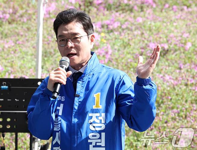 정원오 더불어민주당 서울시장 후보가 19일 오후 서울 노원구 불암산 힐링타운에서 열린 불암산 철쭉제 현장을 방문해 시민들에게 인사말을 하고 있다. 2026.4.19 ⓒ 뉴스1 최지환 기자