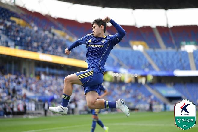 울산 HD 미드필더 이동경이 19일 열린 하나은행 K리그1 2026 광주FC전에서 후반 추가시간 페널티킥으로 쐐기 골을 터뜨린 뒤 기뻐하고 있다. (한국프로축구연맹 제공)