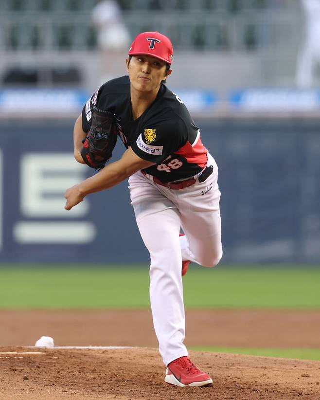 KIA 이의리가 17일 잠실구장에서 열린 2026 KBO리그 정규시즌 두산과 경기에 선발 등판해 힘차게 공을 던지고 있다. 사진 | KIA 타이거즈