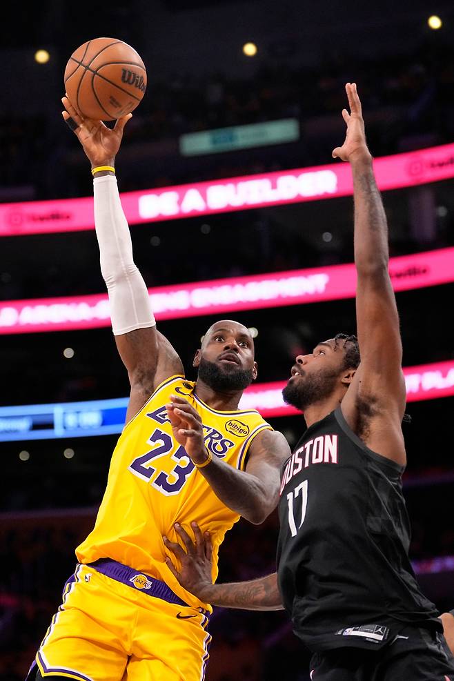 르브론 제임스가 19일(한국 시간) 미국 캘리포니아주 LA 크립토닷컴 아레나에서 열린 2026 미국프로농구(NBA) 서부컨퍼런스 PO 1라운드 휴스턴전에서 슛을 시도하고 있다. 사진 | LA=AP 연합뉴스