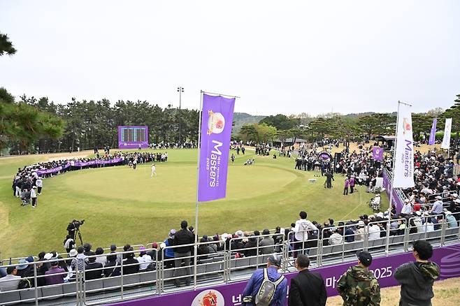 KLPGA투어 넥센·세인트나인 마스터스 2026가 열린 가야CC에 많은 골프팬이 모여  축제 분위기를 내고 있다. 사진 | 브리온