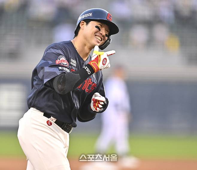 롯데 손성빈이 15일 서울 잠실구장에서 열린 2026 KBO리그 LG전 3회초 1사 좌중월 홈런을 날린 후 세리머니를 하고 있다. 잠실 | 최승섭기자 thunder@sportsseoul.com