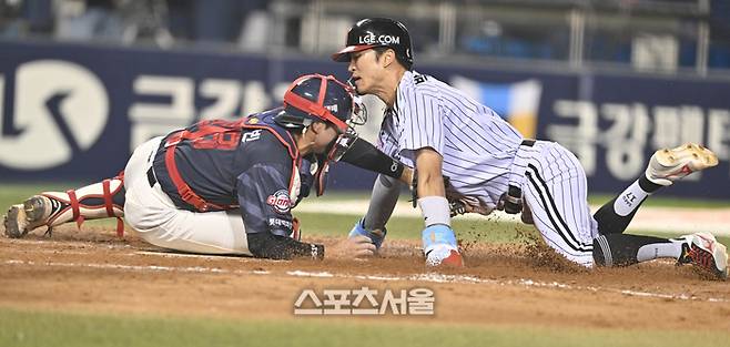 롯데 손성빈이 14일 서울 잠실구장에서 열린 2026 KBO리그 LG전 4회말 박해민의 홈 쇄도를 저지하고 있다. 잠실 | 최승섭기자 thunder@sportsseoul.com