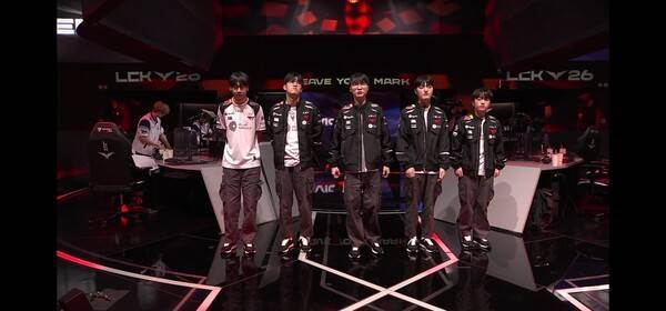 19일 서울 종로구 롤파크에서 열린 '2026 리그 오브 레전드 챔피언스 코리아(LCK)' 정규 시즌 2경기 2세트에서 T1이 키움 DRX를 상대로 운영 완성도와 교전 집중력을 동시에 끌어올리며 2대0 완승을 거뒀다. (T1 & 키움DRX = 2:0)./사진=네이버 치지직 라이브영상 캡처