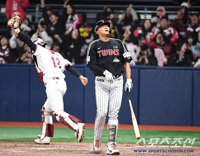 3일 고척돔에서 열린 KBO리그 키움과 LG의 경기. 8회초 2사 1, 2루. 삼진을 당하고 있는 LG 이재원. 고척=송정헌 기자songs@sportschosun.com/2026.04.03/