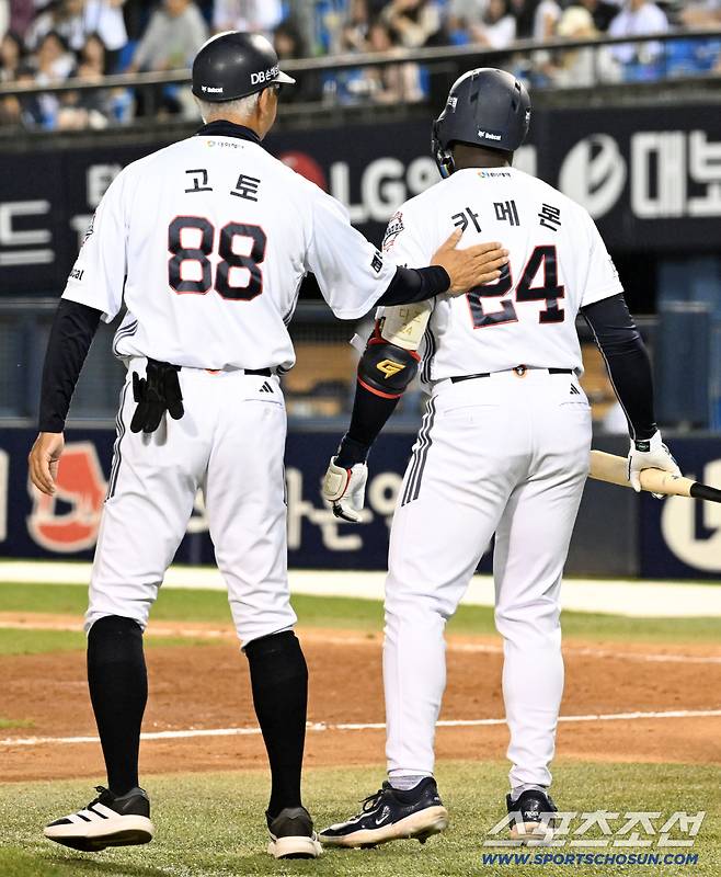 18일 잠실구장에서 열린 두산과 KIA의 경기. 두산 고토 코치가 카메론에게 작전을 전달하고 있다. 잠실=박재만 기자 pjm@sportschosun.com/2026.04.18/