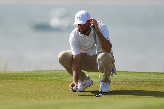 Apr 18, 2026; Hilton Head, South Carolina, USA; Scottie Scheffler sets his ball on 18 green during the third round of the RBC Heritage golf tournament. Mandatory Credit: Jim Dedmon-Imagn Images







<저작권자(c) 연합뉴스, 무단 전재-재배포, AI 학습 및 활용 금지>