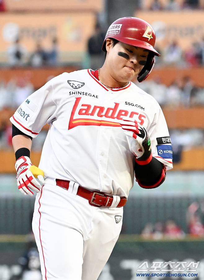 15일 인천SSG랜더스필드에서 열린 SSG와 두산의 경기. 1회말 2사 2,3루 SSG 고명준이 스리런포를 날린 뒤 환호하고 있다. 인천=박재만 기자 pjm@sportschosun.com/2026.04.15/